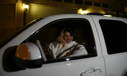 La Saoudienne Samar Al-Moqren conduit sa voiture dans les rues de Ryad le 24 juin 2018, à minuit, au moment où est levée l'interdiction aux femmes de conduire