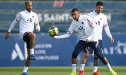 Les trois stars du PSG  Neymar, Kylian Mbappé et Lionel Messi à l'entraînement au Camp des Loges, à l'ouest de Paris, le 28 août 2021 