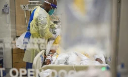 un soignant s'occupe d'un malade atteint du Covid-19 dans l'unité de soins intensifs du Martin Luther King Jr. Community Hospital, le 6 janvier 2021 à Los Angeles, en Californie