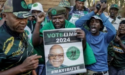 Un partisan de l'ex-président sud-africain Jacob Zuma tient une pancarte à son effigie devant la Cour constitutionnelle, à Johannesburg, le 20 mai 2024