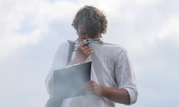 Yakov Demidov procÚde à un test chimique sur une décharge d'ordures prÚs de Penza, à 600 km de Moscou, le 22 août 2023