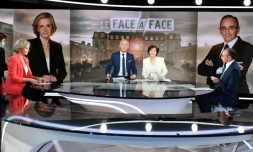 Les candidats Ă la prĂ©sidentielle française ValĂ©rie PĂ©cresse (LR, g) et Eric Zemmour (ReconquĂȘte!, d) en dĂ©bat sur le plateau de TF1 Ă Boulogne-Billancourt, dans les Hauts-de-Seine, le 10 mars 2022