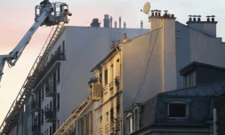 Des pompiers tentent d'éteindre l'incendie meurtrier qui s'est déclaré dans un immeuble de Saint-Denis, le 6 juin 2016