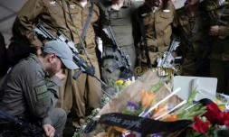 Des soldats israéliens rendent hommage à l'un des leurs lors de funérailles au cimetiere militaire de Tel-Aviv le 23 janvier 2024