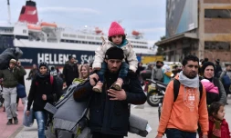 Des migrants à leur arrivée le 10 février 2016 sur l'ßle de Lesbos en GrÚce