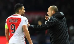 L'entraîneur de Monaco Leonardo Jardim (d) et son attaquant colombien Radamel Falcao lors du match face au PSG au Parc des Princes, le 29 janvier 2017 