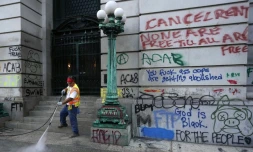 Des graffitis sur un mur, le 22 juillet 2020 Ă New York