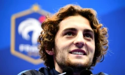 Le milieu de terrain Adrien Rabiot en conférence de presse lors d'un rassemblement de l'équipe de France le 8 novembre 2016 à Clairefontaine