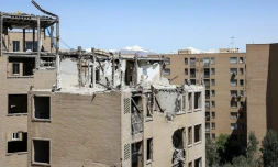 Un immeuble résidentiel de Téhéran endommagé par des frappes aériennes israélo-américaines, le 14 avril 2026