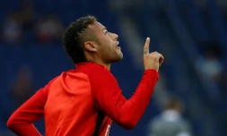 Le Brésilien Neymar, transféré du FC Barcelone au Paris SG à l'été 2017, avec son nouveau maillot le 25 août 2017