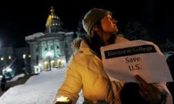 Une manifestante opposée à Donald Trump à Denver, dans le Colorado, le 18 décembre 2016, à la veille du vote du collège électoral