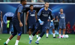 L'attaquant Bradley Barcola et le gardien Lucas Chevalier, recrue du PSG, à l'entraînement le 12 août 2025 à Udine