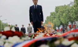 Le président Emmanuel Macron dépose une gerbe de fleurs sur la tombe du soldat inconnu à l'Arc de Triomphe, à Paris le 8 mai 2022