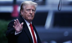 L'ancien président américain Donald Trump quitte la Trump Tower de Manhattan pour se rendre au tribunal fédéral civil de New York pour son procÚs en diffamation, le 26 janvier 2024