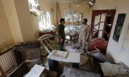 Les forces gouvernementales syriennes inspectent une maison détruite lors des affrontements à Daraya, au sud-ouest de la capitale syrienne Damas le 24 février 2016