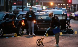 Des policiers inspectent le site oĂč un chauffeur a blessĂ© deux policiers, le 27 avril 2020 Ă Colombes