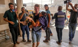 Un enfant palestinien blessé aprÚs des bombardements israéliens, transporté à l'hÎpital Nasser de Khan YounÚs, dans le sud de la bande de Gaza, le 25 juillet 2024