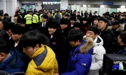 Des athlÚtes nord-coréens arrivent à Gangneung, en Corée du Sud, le 1er février 2018