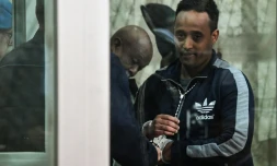 Un homme soupçonnĂ© d'ĂȘtre Medhanie Yehdego Mered, chef d'un rĂ©seau de trafic de migrants, mais affirmant s'appeler Medhanie Tesfamariam Behre, lors de son procĂšs Ă Palerme le 14 fĂ©vrier 2019 en Sicile