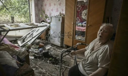 Femme dans son logement touché par un tir de missile, à Soledar dans la région ukrainienne du Donbass, le 4 juin 2022