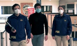 Nicolas Zepeda, escorté par la police chilienne à l'arrivée à l'aéroport de Santiago, le 22 juillet 2020