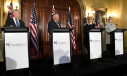 Le secrétaire à la Défense Jim Mattis, le secrétaire d'Etat américain Rex Tillerson, la Première ministre australienne Julie Bishop et la ministre australienne de la Défense Marise Payne après des consultations à Sydney le 5 juin 2017