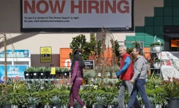 Une pancarte de recrutement devant un magasin de bricolage Home Depot à San Rafael (Californie), le 8 mars 2024