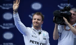 L'Allemand Nico Rosberg (Mercedes) salue ses supporteurs après sa pole position pour le GP de Chine, le 16 avril 2016 à Shanghai