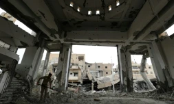 Un démineur à l'oeuvre dans l'église arménienne catholique des Martyrs à Raqa le 20 décembre 2017