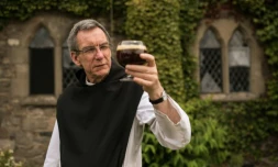 Un moine britannique, le pĂšre Joseph tient un verre de biĂšre prĂšs de l'abbaye du Mont-Saint-Bernard dans le centre de l'Angleterre, le 17 juillet 2019