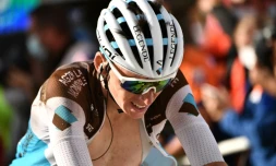 Le Français Romain Bardet lors de son arrivée à Puy Mary l'issue de la 13e étape, le 11 septembre 2020