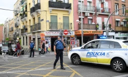 Des policiers bloquent une rue de Madrid, le 20 septembre 2020, pendant une manifestation contre les nouvelles restrictions destinées à enrayer la progression du nouveau coronavirus 