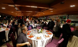 Quelque 600 personnes invitĂ©es par le Secours catholique pour une soirĂ©e de fĂȘte lors d'une croisiĂšre sur la Seine Ă Paris, le 24 dĂ©cembre 2017