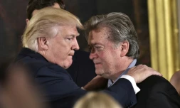 Le président américain Donald Trump (g) félicitant Steve Bannon à la Maison Blanche le 22 janvier 2017
