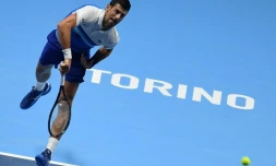 Novak Djokovic au service face au Norvégien Casper Ruud pour leur entrée dans le masters de fin de saison à Turin, le 15 novembre 2021 
