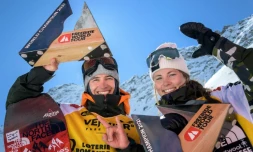 Marion Haerty (d) et Victor de Le Rue champions du monde en snowboard aprÚs la derniÚre étape du Freeride World Tour sur le mythique spot de Verbier, dans les Alpes suisses, le 23 mars 2021