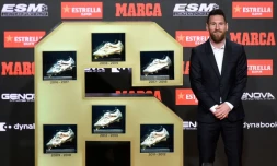 Le capitaine du Barça Lionel Messi pose avec ses six souliers d'or européens, le 16 octobre 2019 à Barcelone   