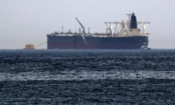 L'Amjad, un des deux navires saoudiens victimes d'"actes de sabotage", selon Ryad et Abou Dhabi, photographié au large de Fujairah, aux Emirats arabes unis, le 13 mai 2019