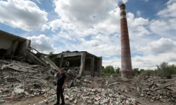 Un secouriste dans une usine de Kostyantynivka, dans la région de Donetsk (est de l'Ukraine) le 24 juin 2022