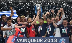 Le défenseur du Paris SG Thiago Silva (c) et le milieu de terrain des Herbiers Sébastien Flochon (g) tiennent ensemble le trophée gagné par les Parisiens le 8 mai 2018