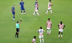 L'attaquant américain Folarin Balogun (à droite) expulsé par l'arbitre Raphael Claus pour une faute sur le Bosnien Tarik Muharemovic en 16e de finale de la Coupe du monde le 1er juillet 2026 à Santa Clara, près de San Francisco