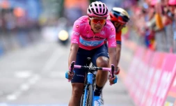 Le coureur de la Movistar Richard Carapaz résiste au retour de Vincenzo Nibali au terme de la 15e étape du Giro à CÎme, le 26 mai 2019