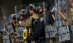 Des membres de la Garde nationale de Californie devant un bâtiment fédéral, le 9 juin 2025 à Los Angeles