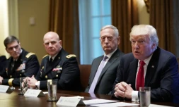Donald Trump aux côtés du Secrétaire à la Défense James Mattis et des principaux responsables militaires, le 5 octobre 2017 à la Maison blanche, à Washington