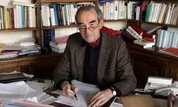 Robert Badinter, à son bureau, en février 2006