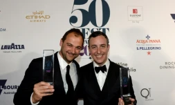 Daniel Humm (g) et Will Guidara de l'Eleven Madison Park posent avec leur trophée récompensant le meilleur restaurant du monde, le 5 avril 2017 à Melbourne en Australie