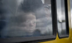 Un garçon évacué de Marioupol dans le bus arrivant dans la ville de Zaporijjia sous cntrÎle ukrainien, le 21 avril 2022