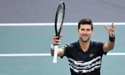 Le Serbe Novak Djokovic trĂšs facile vainqueur du Grec Stefanos Tsitsipas en quart de finale du Masters 1000 de Paris, le 1er novembre 2019