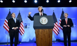 Le président américain Donald Trump entouré de son secrétaire d'Etat Mike Pompeo et de son conseiller à la Sécurité nationale John Bolton, lors de sa conférence de presse à l'issue du sommet de l'Otan à Bruxelles le 12 juillet 2018.