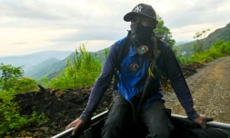 Un garde indigène de la communauté Nasa dans le convoi du leader indigène Esneyder Gomez, candidat au Parlement, dans la région de Naya, département du Cauca, en Colombie, le 12 février 2026